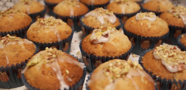 Muffins med marcipan og persiske pistacienødder.