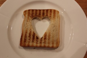 Rist toasten og skår et flot stort hjerte ud.