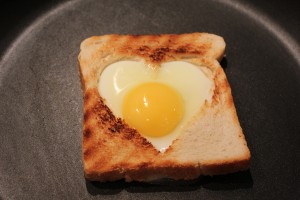 Efter 7 - 10 minutter skulle din hjerte toast være klar!