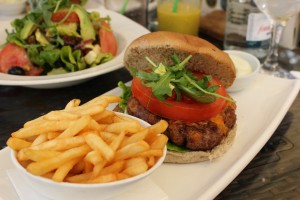 Lækker burger - Intet at klage over - Samt lækker fritter med aioli ;-)