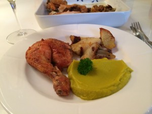 Kylling på grill anrettet med kartofler, løg, hvidlød og lidt pure af broccoli, gullerod og blomkål.