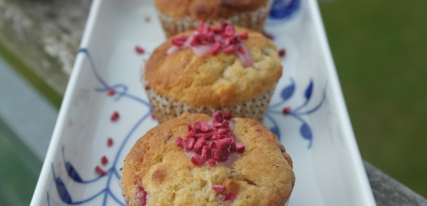 Marcipanmuffins med hindbær og hvid chokolade