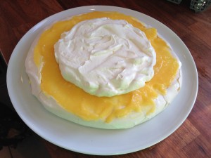 Marengsbund med passionsfrugt-curd og flødeskum