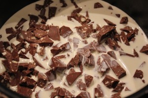 Tobleronen skal smeltes i fløden ved svag varme