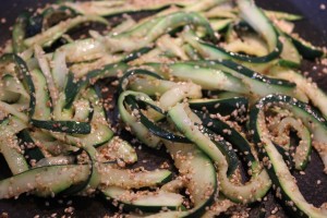 Courgette strimler med sesamfrø