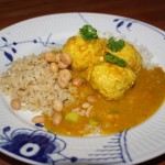 Boller i karry med blomkålsris og bulgur