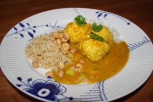 Boller i karry med blomkålsris og bulgur