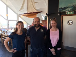 Et billede af Madtanterne og ejeren af Jensens fiskerestaurant