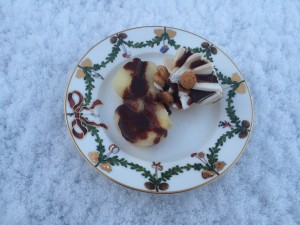 Pærer med chokoladesovs og is