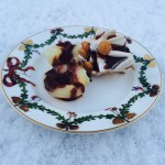 Pærer med chokoladesovs og is