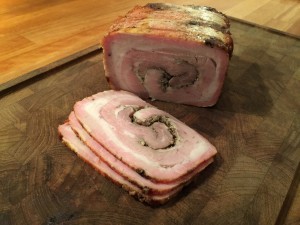 Hjemmelavet grillet rullepølse
