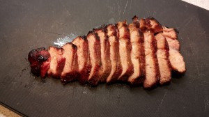 Char Siu - Kødet skæres i tyndere skiver før servering