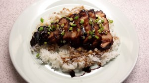 Char Siu - Serveringsforslag, pyntet med lidt forårsløg