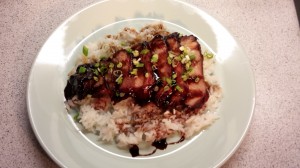 Char Siu - Serveringsforslag, pyntet med lidt forårsløg