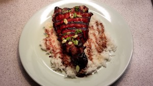 Char Siu - Serveringsforslag, pyntet med lidt forårsløg