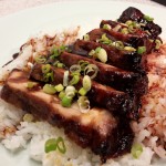 Char Siu - Serveringsforslag, pyntet med lidt forårsløg