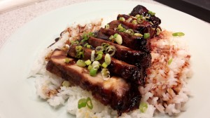 Char Siu - Serveringsforslag, pyntet med lidt forårsløg