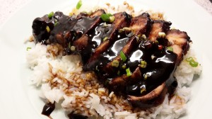 Char Siu - Serveringsforslag, pyntet med lidt forårsløg