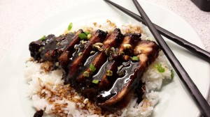 Char Siu - Serveringsforslag, pyntet med lidt forårsløg